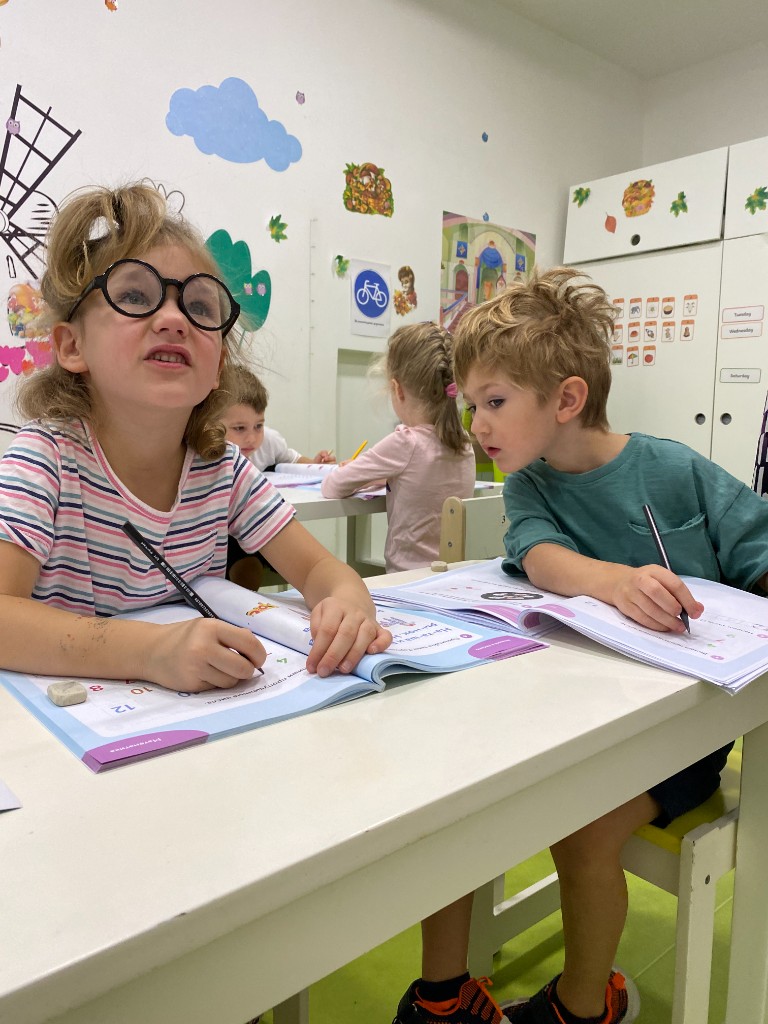 Дети учатся за партами в Sun School
