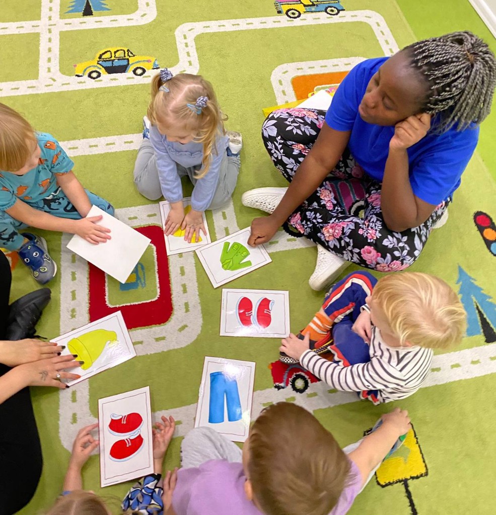 Занятие в кругу на ковре в Sun School